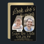 Look Who's 40 Black & Gold 2 Foto Geburtstagsparty Save The Date<br><div class="desc">Schau, wer 40 wird! Laden Sie Ihre Familie und Freunde zu einem anstehenden 40. Geburtstag mit maßgeschneiderten Foto Save the Date Party Einladungen ein. Bilder und Texte auf dieser Vorlage sind einfach zu personalisieren. (IMAGE PLACEMENT TIP: Eine einfache Möglichkeit, ein Foto genau zu positionieren, wie Sie es gewollt haben, ist...</div>