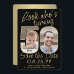 Look Who's 50 Black & Gold 2 Foto Geburtstagsparty Save The Date<br><div class="desc">Schau, wer 50 wird! Laden Sie Ihre Familie und Freunde zu einem bevorstehenden 50. Geburtstag mit maßgeschneiderten Foto Save the Date Party Einladungen. Bilder und Texte auf dieser Vorlage sind einfach zu personalisieren. (IMAGE PLACEMENT TIP: Eine einfache Möglichkeit, ein Foto genau zu positionieren, wie Sie es gewollt haben, ist es,...</div>