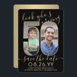 Look Who's 50 Black & Gold Geburtstagsparty 2 Foto Save The Date<br><div class="desc">Schau, wer 50 wird! Laden Sie Ihre Familie und Freunde zu einem bevorstehenden 50. Geburtstag mit maßgeschneiderten Foto Save the Date Party Einladungen. Bilder und Texte auf dieser Vorlage sind einfach zu personalisieren. (IMAGE PLACEMENT TIP: Eine einfache Möglichkeit, ein Foto genau so zu positionieren, wie Sie es gewollt haben, besteht...</div>