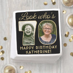 Look Who's 70 Black & Gold Happy Geburtstag 2 Foto Serviette<br><div class="desc">Schau, wer 70 ist! Fügen Sie eine elegante personalisierte Touch zu 70. Geburtstagsparty Dekorationen für ihn oder sie mit stilvollen Foto Papierservietten hinzu. Bilder und Formulierungen auf dieser Vorlage sind einfach anzupassen (IMAGE PLACEMENT TIP: Eine einfache Möglichkeit, ein Foto genau wie gewollt zu positionieren, ist es, es einzuschneiden, bevor es...</div>