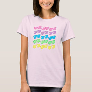 Lookin gute Sonnenbrille bedeckt oben T-Shirt