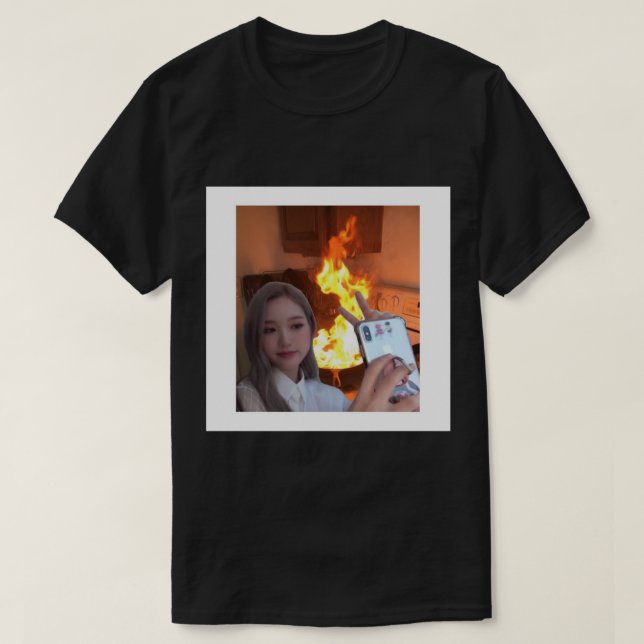 LOONA Gowon mit Button T-Shirt (Design vorne)