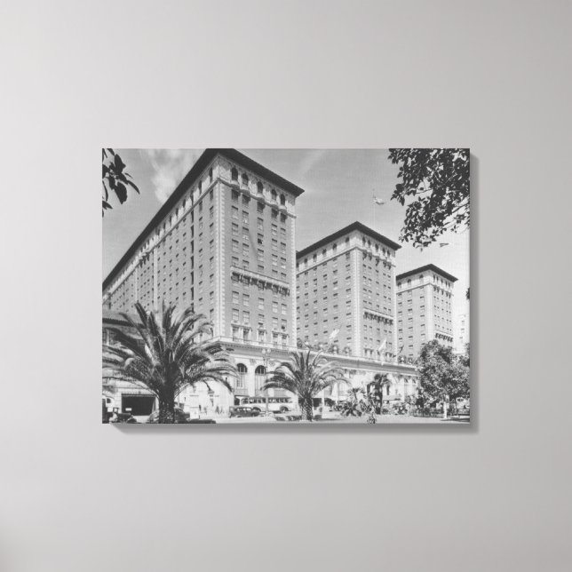 Los Angeles, CA View of Biltmore Hotel and Stree Leinwanddruck (Vorderseite)