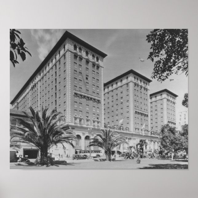 Los Angeles, CA View of Biltmore Hotel and Stree Poster (Vorne)