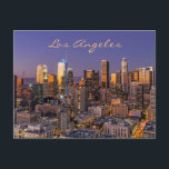 Los Angeles Skyline - Goldenes Licht Postkarte<br><div class="desc">In den letzten Jahren war und ist die Innenstadt von Los Angeles wieder belebt worden. Neue Wolkenkratzer für Büro und Wohnen haben die Skyline enorm verändert. Das goldene Licht vom Sonnenuntergang reflektiert auf diesen Wolkenkratzern bei Dämmerung,  genau wie das Gebäude sich einschaltet.</div>