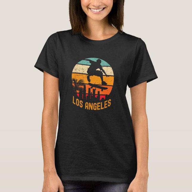 Los Angeles with skateboarder flying above with re T-Shirt (Vorderseite)