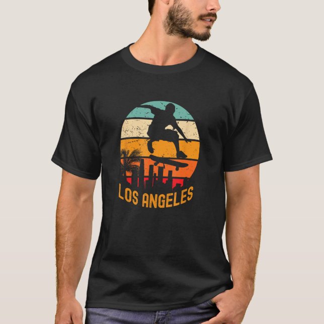 Los Angeles with skateboarder flying above with re T-Shirt (Vorderseite)