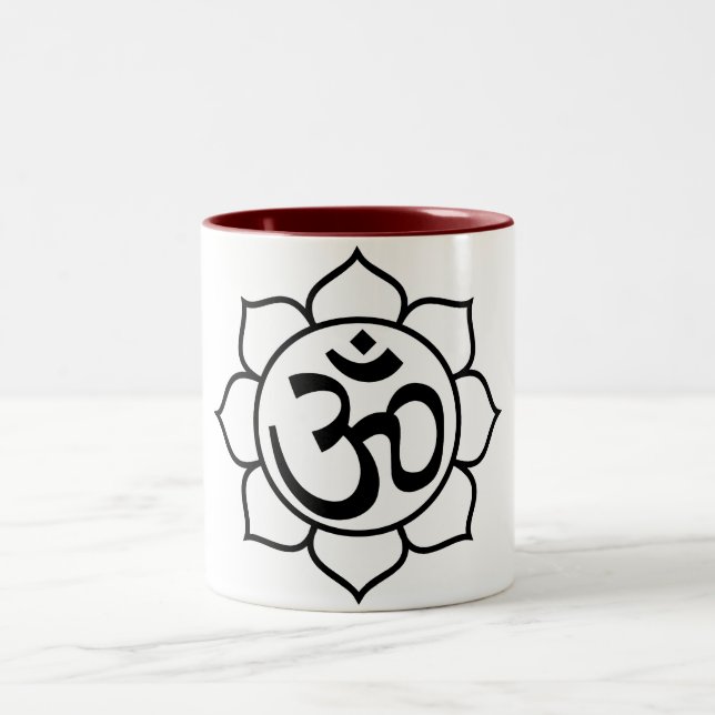 Lotos-Blumen-Om-Symbol Zweifarbige Tasse (Mittel)
