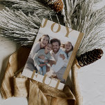 LOTTIE Goldene Freude Modernes Foto Weihnachten<br><div class="desc">LOTTIE Gold Joyful Modern Family Foto Weihnachtskarte Weihnachten. Personalisieren Sie die Kartenvorderseite mit einem Foto,  Ihrem Familiennamen und dem Jahr. Personalisieren Sie den Rücken mit einem optionalen Urlaubsgruß oder Familiennachrichten und Ihrem Familiennamen.</div>