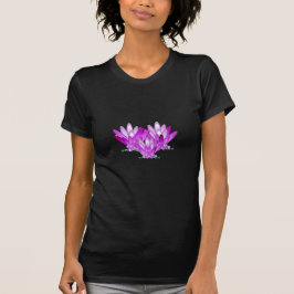 Lotus blossom pink auf grünem Meeresgrund T-Shirt