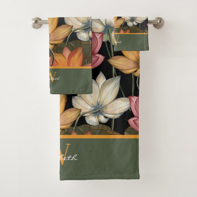 Lotus Water Lilies Pink Yellow Green Monogram Badhandtuch Set (Insitu)
