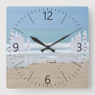 Lounges on the beach quadratische wanduhr
