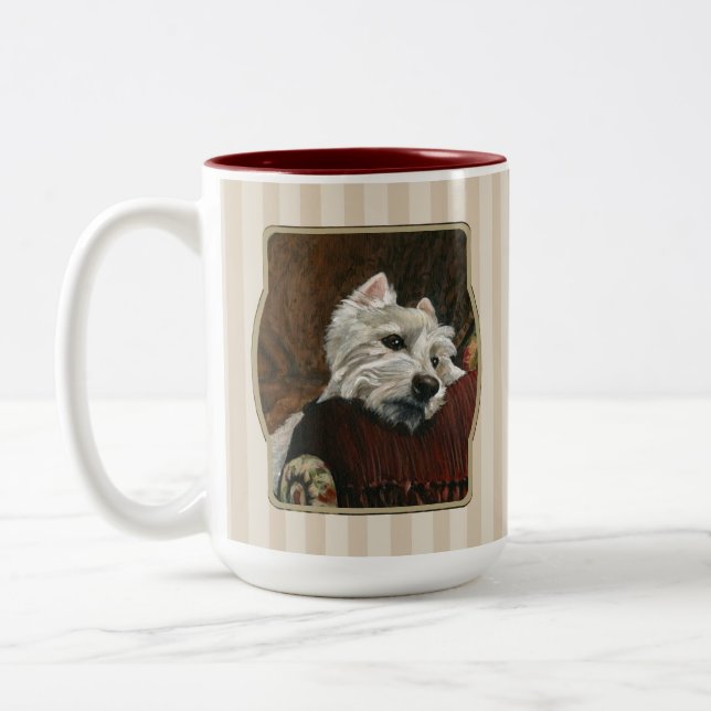 Lounging Westie auf Sofa Zweifarbige Tasse (Links)