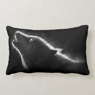 Loup dans le coussin foncé