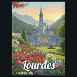 Lourdes France Travel Blume Magnet<br><div class="desc">Lourdes, eine kleine Stadt am Fuße der Pyrenäen im Südwesten Frankreichs, ist eines der bekanntesten Wallfahrtsziele der Welt. Im Jahr 1858 gewann sie internationale Anerkennung, als ein 14-jähriges Mädchen namens Bernadette Soubirous eine Reihe von Visionen der Jungfrau Mary in einer Grotte nahe dem Fluss Gave de Pau berichtete. Laut ihren...</div>