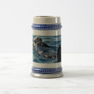 Loutre de mer flottant la tasse de Steiner