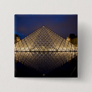 Louvre-Pyramide des Architekten I.M. Pei bei Button