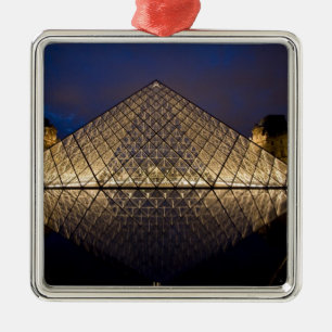 Louvre-Pyramide des Architekten I.M. Pei bei Silbernes Ornament