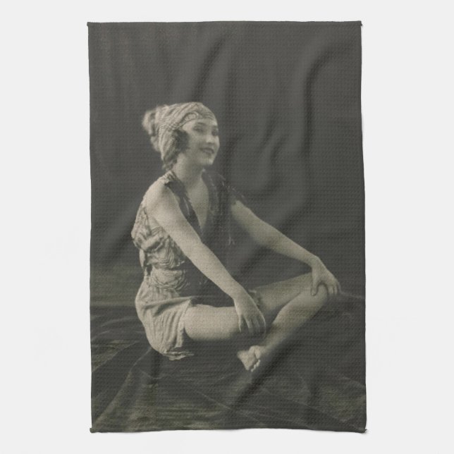 Love a Poor Maid Girl Sitting Cross Legs Geschirrtuch (Vertikal)