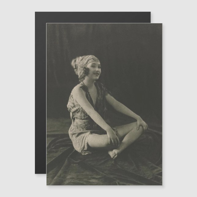 Love a Poor Maid Girl Sitting Cross Legs Magnetkarte (Vorne/Hinten)