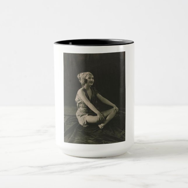 Love a Poor Maid Girl Sitting Cross Legs Tasse (Zentrum)