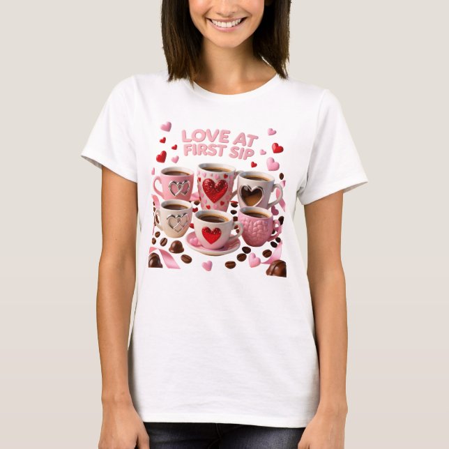 Love at First Sip Five Coffee Cups Heart Motif T-Shirt (Vorderseite)