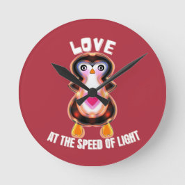 Love at the Speed of Light Penguin Gift Runde Wanduhr