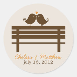 Love Birds on Park Bench Wedding Runder Aufkleber