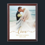 Love Gold Script Bride Groom Wedding Photo Plaque Awardplakette<br><div class="desc">Liebe-elegantes Goldskript-Braut-Bräutigam-Hochzeits-Foto</div>