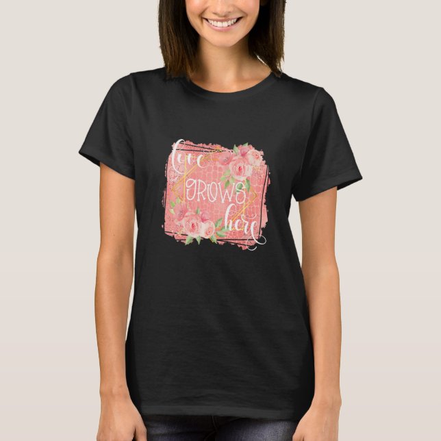 Love Grows Here Wild Flowers Décor Theme T-Shirt (Vorderseite)