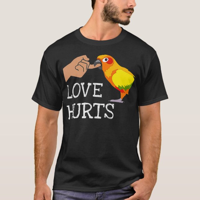 Love Hurts Sun Conure For Sun Conure Parrot T-Shirt (Vorderseite)