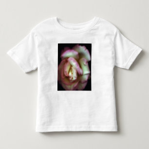<Love is a Rose> durch Nathan Griffith Kleinkind T-shirt