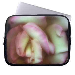 <Love is a Rose> durch Nathan Griffith Laptopschutzhülle