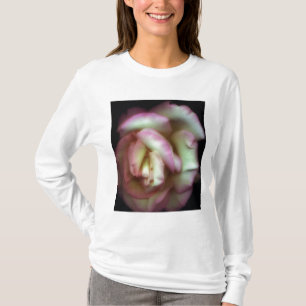 <Love is a Rose> durch Nathan Griffith T-Shirt