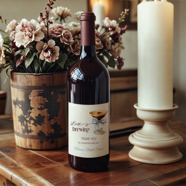 Love is Brewing Blue Bow Coffee Bridal Shower Weinetikett (Von Creator hochgeladen)