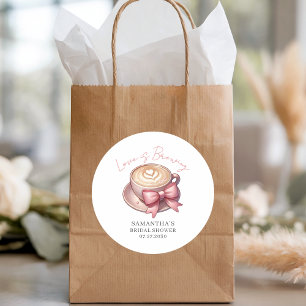 Love Is Brewing Coffee Junggesellinnenabschied  Runder Aufkleber