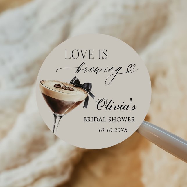Love is Brewing Espresso Martini Bridal Shower Runder Aufkleber (Von Creator hochgeladen)