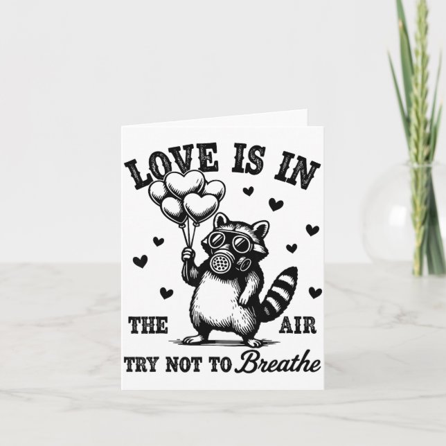 Love Is In The Air Try Not To Breathe Fun Raccoon  Karte (Vorderseite)