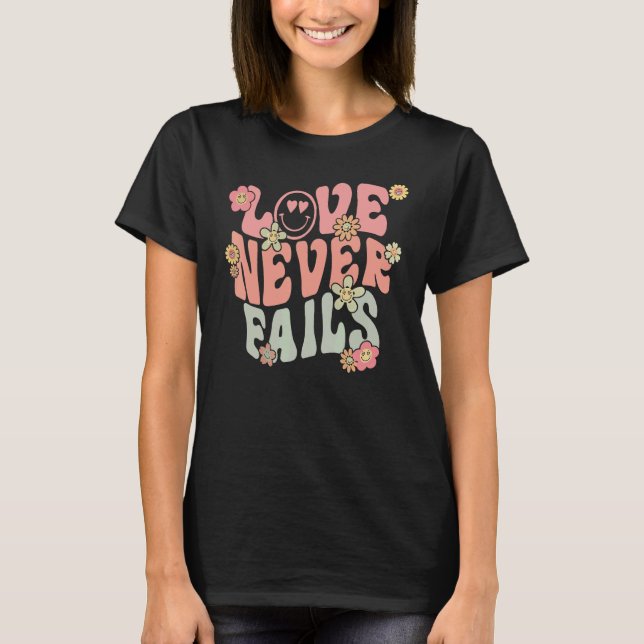 Love Never Fails With Words on Back Aesthetic Tren T-Shirt (Vorderseite)