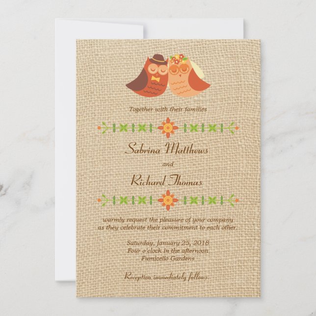 Lovebird Owls auf Burlap Wedding Einladung (Vorderseite)