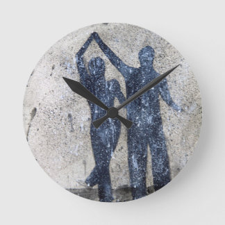 Lovers dancing in rain runde wanduhr