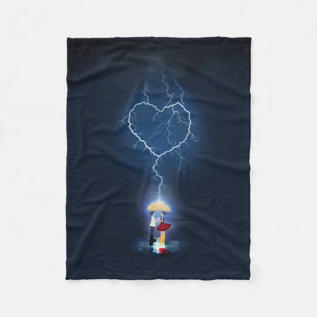 "Lovestruck" Romantischer Moment unter einem Schir Fleecedecke (Vorderseite)