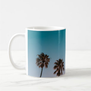 Low-angle Foto von drei Palmen unter Blu Kaffeetasse