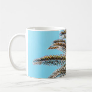Low-angle-Fotografie einer grünen Palme unter ein Kaffeetasse