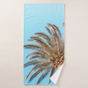Low-angle-Fotografie einer grünen Palme unter eine Badehandtuch