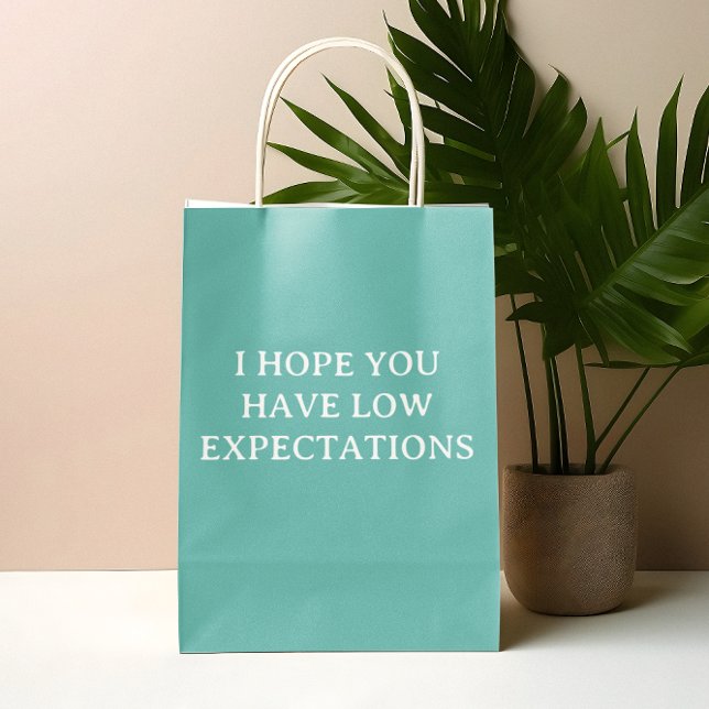 Low Expectations Humor Funny Mittlere Geschenktüte (Von Creator hochgeladen)