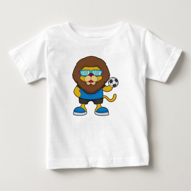 Löwe als Fußballspieler mit Fußball Baby T-shirt (Vorderseite)