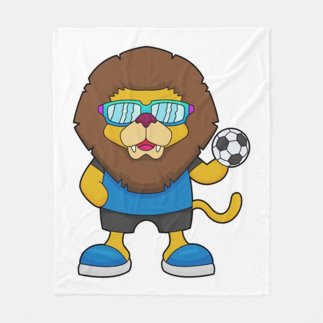 Löwe als Fußballspieler mit Fußball Fleecedecke (Vorderseite)
