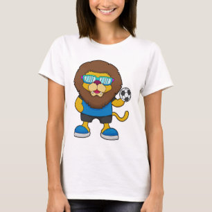 Löwe als Fußballspieler mit Fußball T-Shirt