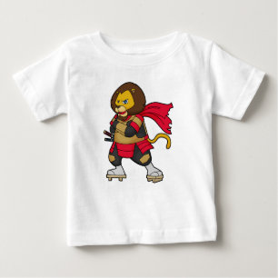 Löwe als Krieger mit Kap Baby T-shirt